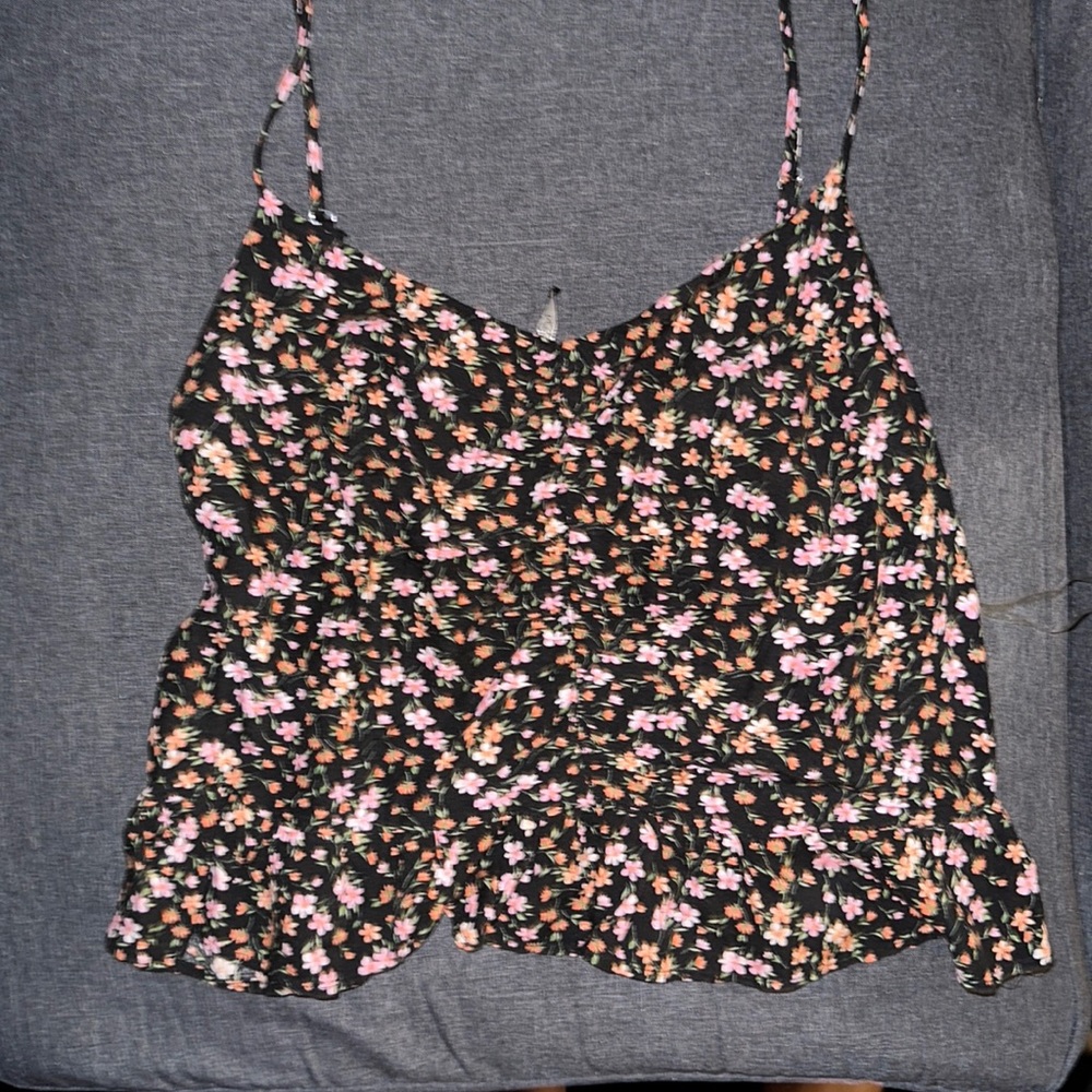 Stretchy back, spaghetti straps, crop top